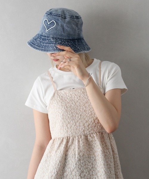 SpRay（スプレイ）の「デニムハート刺繍バケットハット（ハット・レディース・ブラック/ブルー・FREE）」の3枚目の写真
