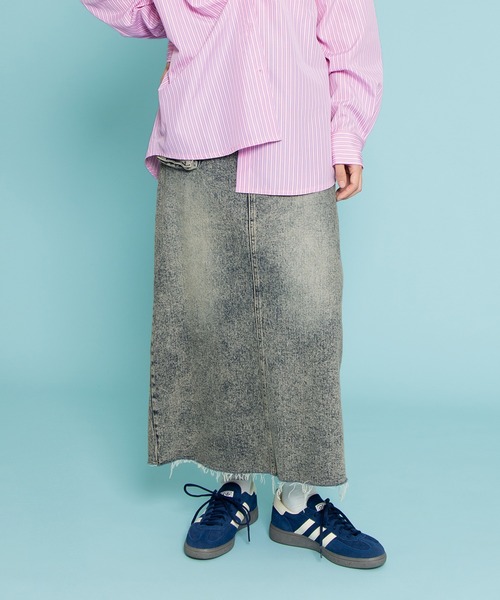 PUNYUS(プニュズ)の「デザインデニムカーゴロングスカート(デニムスカート・レディース・ライトインディゴブルー/ライトブルー/ブラック系その他・1/2/3/4)」の2枚目の写真