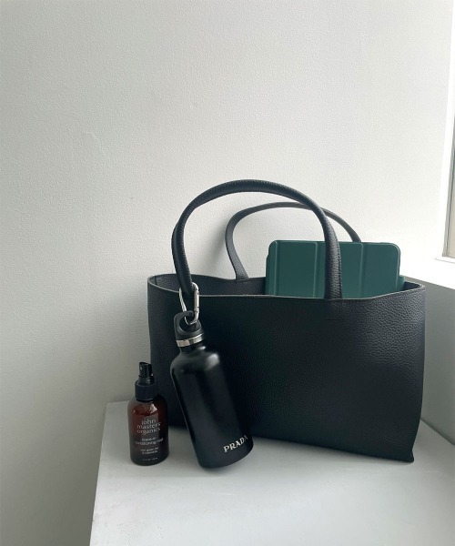 marjour（マージュール）の「LANDSCAPE FAKE LEATHER TOTE BAG（トートバッグ・レディース・ブラック・FREE）」の2枚目の写真