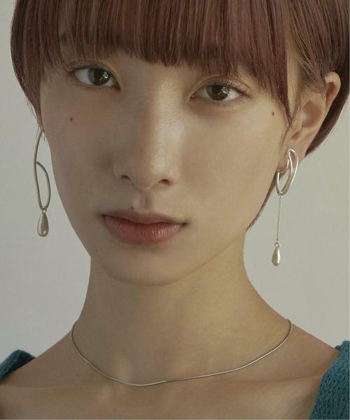 GOLDY（ゴールディ）の「ツイスト ライン × ドロップ アシンメトリー イヤリング（イヤリング・レディース・ゴールド/シルバー系その他/ゴールド系その他/シルバー・FREE）」の3枚目の写真