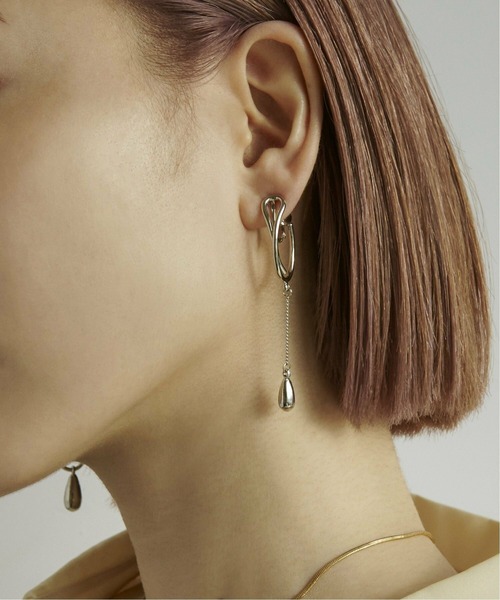 GOLDY（ゴールディ）の「ツイスト ライン × ドロップ アシンメトリー イヤリング（イヤリング・レディース・ゴールド/シルバー系その他/ゴールド系その他/シルバー・FREE）」の2枚目の写真