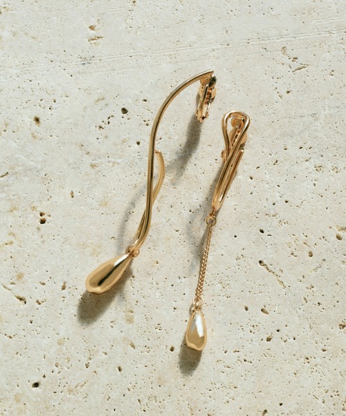 GOLDY（ゴールディ）の「ツイスト ライン × ドロップ アシンメトリー イヤリング（イヤリング・レディース・ゴールド/シルバー系その他/ゴールド系その他/シルバー・FREE）」の4枚目の写真
