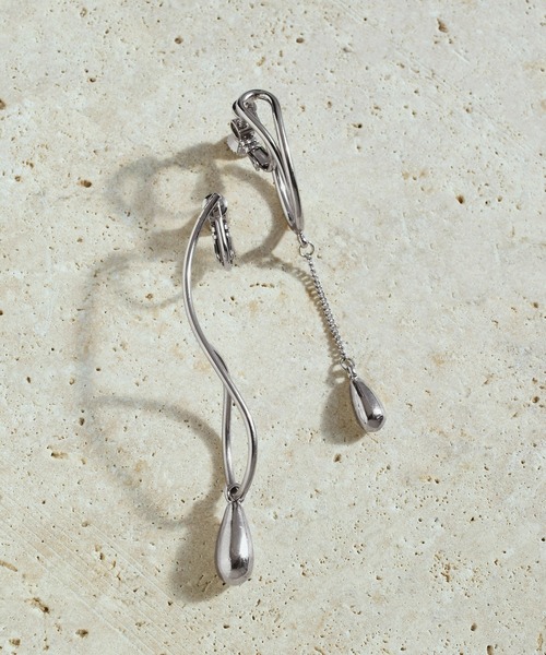 GOLDY（ゴールディ）の「ツイスト ライン × ドロップ アシンメトリー イヤリング（イヤリング・レディース・ゴールド/シルバー系その他/ゴールド系その他/シルバー・FREE）」の10枚目の写真