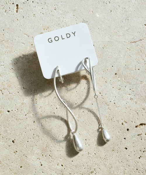 GOLDY（ゴールディ）の「ツイスト ライン × ドロップ アシンメトリー イヤリング（イヤリング・レディース・ゴールド/シルバー系その他/ゴールド系その他/シルバー・FREE）」の9枚目の写真