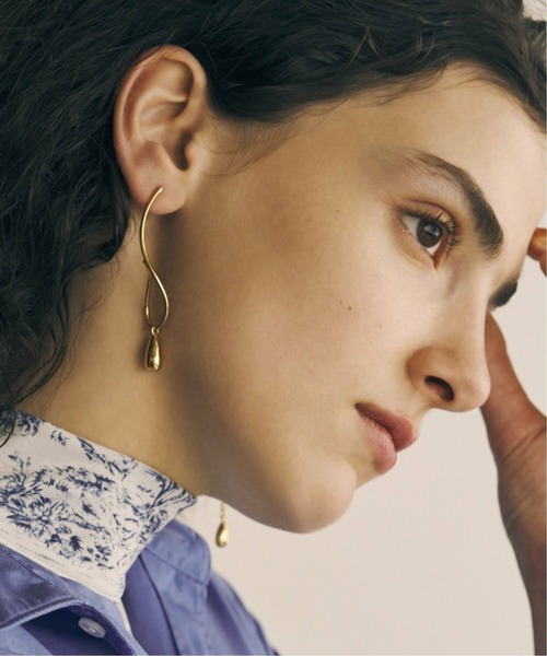 GOLDY（ゴールディ）の「ツイスト ライン × ドロップ アシンメトリー イヤリング（イヤリング・レディース・ゴールド/シルバー系その他/ゴールド系その他/シルバー・FREE）」の6枚目の写真