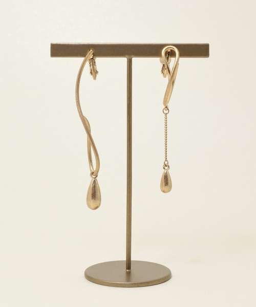 GOLDY（ゴールディ）の「ツイスト ライン × ドロップ アシンメトリー イヤリング（イヤリング・レディース・ゴールド/シルバー系その他/ゴールド系その他/シルバー・FREE）」の7枚目の写真