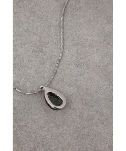 AZUL by moussy（アズールバイマウジー）の「ストーンライクモチーフネックレス（ネックレス・レディース・グリーン/ブラック・FREE）」の8枚目の写真