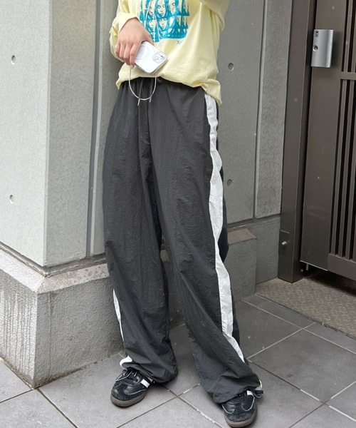 ABYS(アビス)の「サイドラインナイロンパンツ(その他パンツ・レディース・ブラック/チャコールグレー・FREE)」の2枚目の写真