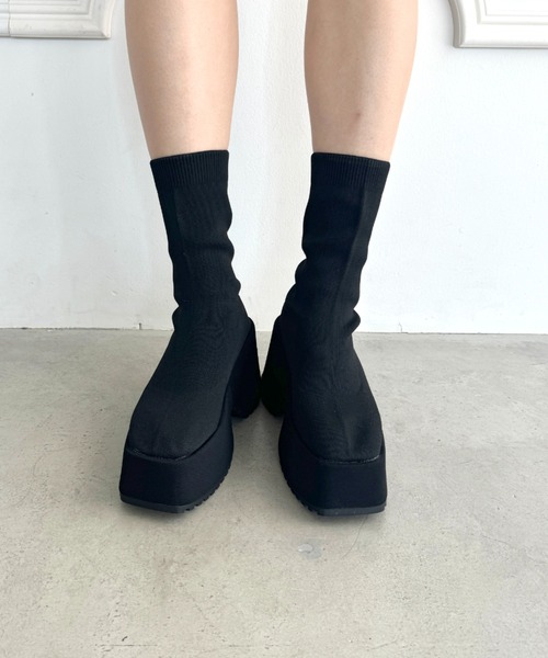 Loueme(ルエム)の「ボリュームソールソックスブーツ(ブーツ・レディース・ブラック・23.5cm/24.5cm/22.5cm)」の2枚目の写真