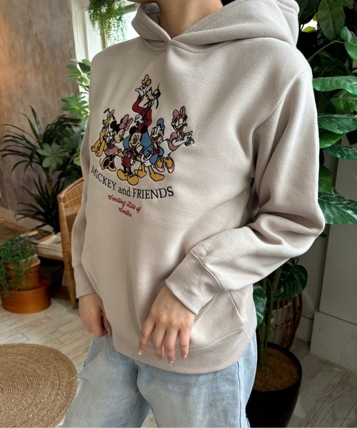 Disney（ディズニー）の「【DISNEY/ディズニー】裏起毛 総刺繍プル