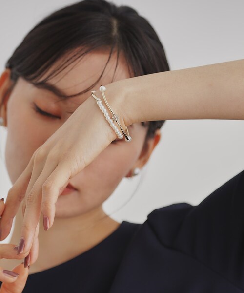 OPAQUE.CLIP(オペークドットクリップ)の「2連フェイクパールブレスレット(ブレスレット・レディース・シルバー/ゴールド・00)」の3枚目の写真