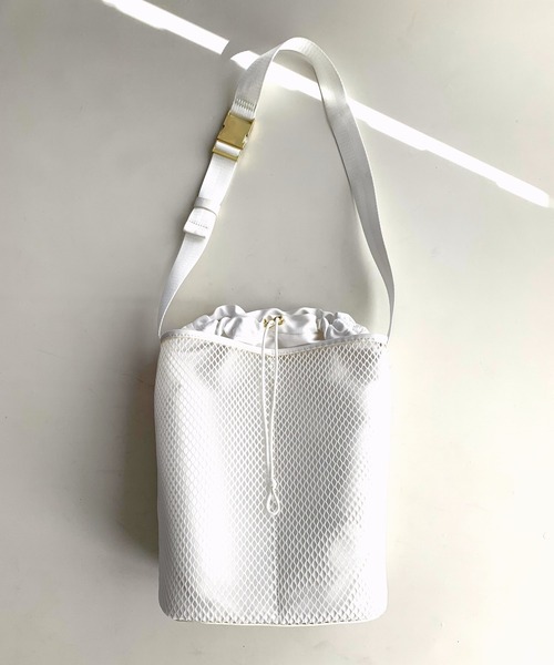 Q（キュー）の「メッシュバケットバッグ（ショルダーバッグ・レディース・アイボリー/オリーブ・ONE SIZE）」の8枚目の写真