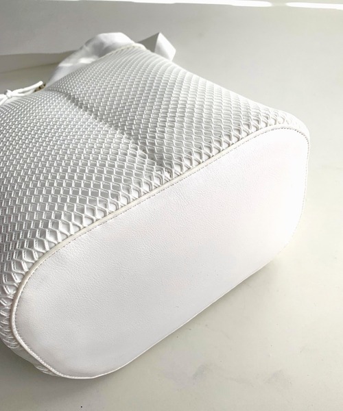 Q（キュー）の「メッシュバケットバッグ（ショルダーバッグ・レディース・アイボリー/オリーブ・ONE SIZE）」の10枚目の写真