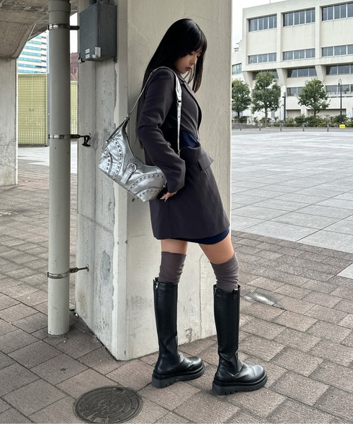 LVEU.（ラブユ.）の「【LVEU.】スタッズデザインハンドバッグ / バッグ BAG かばん ショルダー ワンショルダー スタッズ フラップ ジップ ファスナー 横長 ハンドバッグ ブラック シルバー（ハンドバッグ・レディース・シルバー/ブラック・FREE）」の4枚目の写真