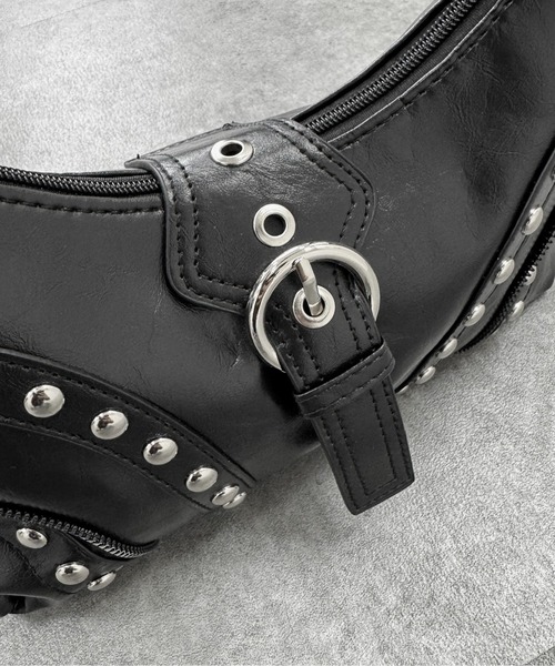 LVEU.（ラブユ.）の「【LVEU.】スタッズデザインハンドバッグ / バッグ BAG かばん ショルダー ワンショルダー スタッズ フラップ ジップ ファスナー 横長 ハンドバッグ ブラック シルバー（ハンドバッグ・レディース・シルバー/ブラック・FREE）」の14枚目の写真