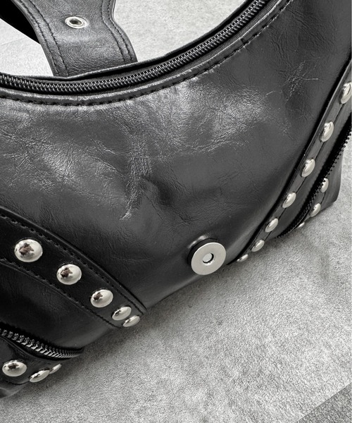LVEU.（ラブユ.）の「【LVEU.】スタッズデザインハンドバッグ / バッグ BAG かばん ショルダー ワンショルダー スタッズ フラップ ジップ ファスナー 横長 ハンドバッグ ブラック シルバー（ハンドバッグ・レディース・シルバー/ブラック・FREE）」の16枚目の写真