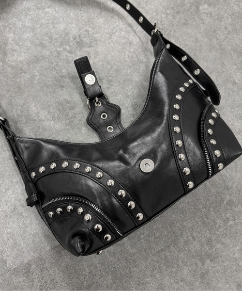 LVEU.（ラブユ.）の「【LVEU.】スタッズデザインハンドバッグ / バッグ BAG かばん ショルダー ワンショルダー スタッズ フラップ ジップ ファスナー 横長 ハンドバッグ ブラック シルバー（ハンドバッグ・レディース・シルバー/ブラック・FREE）」の17枚目の写真