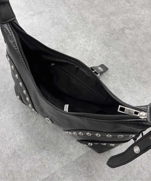 LVEU.（ラブユ.）の「【LVEU.】スタッズデザインハンドバッグ / バッグ BAG かばん ショルダー ワンショルダー スタッズ フラップ ジップ ファスナー 横長 ハンドバッグ ブラック シルバー（ハンドバッグ・レディース・シルバー/ブラック・FREE）」の18枚目の写真