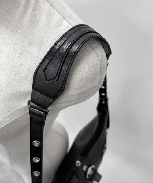 LVEU.（ラブユ.）の「【LVEU.】スタッズデザインハンドバッグ / バッグ BAG かばん ショルダー ワンショルダー スタッズ フラップ ジップ ファスナー 横長 ハンドバッグ ブラック シルバー（ハンドバッグ・レディース・シルバー/ブラック・FREE）」の20枚目の写真