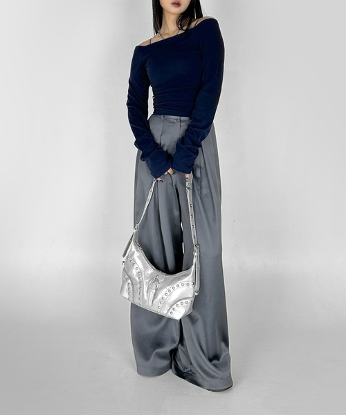 LVEU.（ラブユ.）の「【LVEU.】スタッズデザインハンドバッグ / バッグ BAG かばん ショルダー ワンショルダー スタッズ フラップ ジップ ファスナー 横長 ハンドバッグ ブラック シルバー（ハンドバッグ・レディース・シルバー/ブラック・FREE）」の5枚目の写真