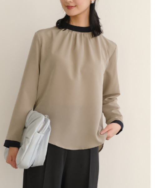 aquagarage（アクアガレージ）の「バイカラーギャザーブラウス（シャツ/ブラウス・レディース・アイボリー/ブラック/グレイッシュベージュ/ライトグリーン・M/L/S/LL）」の3枚目の写真