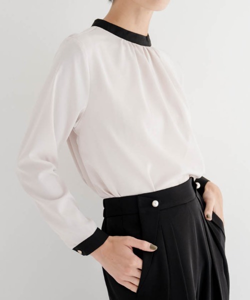 aquagarage（アクアガレージ）の「バイカラーギャザーブラウス（シャツ/ブラウス・レディース・アイボリー/ブラック/グレイッシュベージュ/ライトグリーン・M/L/S/LL）」の5枚目の写真