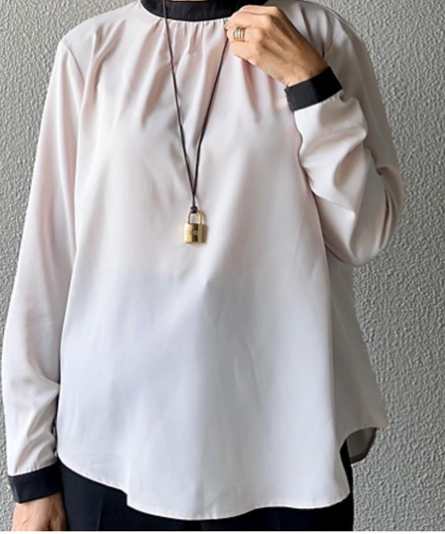 aquagarage（アクアガレージ）の「バイカラーギャザーブラウス（シャツ/ブラウス・レディース・アイボリー/ブラック/グレイッシュベージュ/ライトグリーン・M/L/S/LL）」の6枚目の写真