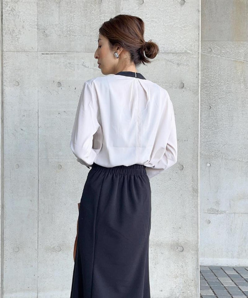 aquagarage（アクアガレージ）の「バイカラーギャザーブラウス（シャツ/ブラウス・レディース・アイボリー/ブラック/グレイッシュベージュ/ライトグリーン・M/L/S/LL）」の7枚目の写真