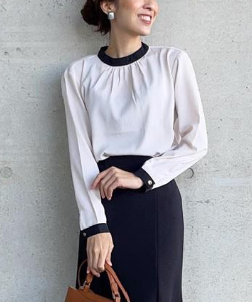 aquagarage（アクアガレージ）の「バイカラーギャザーブラウス（シャツ/ブラウス・レディース・アイボリー/ブラック/グレイッシュベージュ/ライトグリーン・M/L/S/LL）」の8枚目の写真