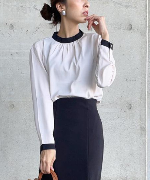 aquagarage（アクアガレージ）の「バイカラーギャザーブラウス（シャツ/ブラウス・レディース・アイボリー/ブラック/グレイッシュベージュ/ライトグリーン・M/L/S/LL）」の9枚目の写真