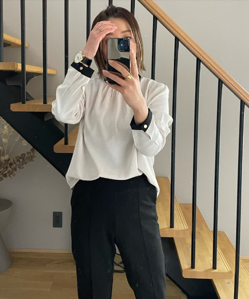 aquagarage（アクアガレージ）の「バイカラーギャザーブラウス（シャツ/ブラウス・レディース・アイボリー/ブラック/グレイッシュベージュ/ライトグリーン・M/L/S/LL）」の10枚目の写真