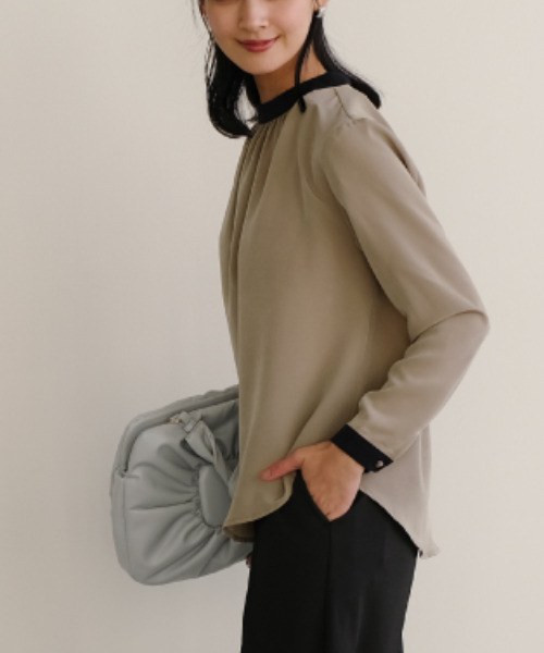 aquagarage（アクアガレージ）の「バイカラーギャザーブラウス（シャツ/ブラウス・レディース・アイボリー/ブラック/グレイッシュベージュ/ライトグリーン・M/L/S/LL）」の12枚目の写真