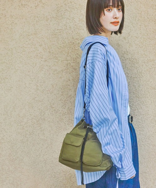 LAKOLE(ラコレ)の「2WAYポケット巾着ショルダーバッグ / 319932(ショルダーバッグ・レディース・オフホワイト/ブラック/カーキ/ライトグレー・FREE)」の5枚目の写真