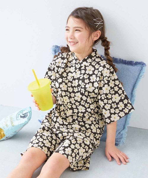 devirock（デビロック）の「すぽっと着られる 着心地やわらか 総柄プリント おやすみ甚平（浴衣・キッズ・ネイビー系1/グレー系1/ブラック系1/ブルー系3/ブルー系1/イエロー系1/ピンク系1/ブルー系2・100cm/110cm/120cm/130cm/140cm/150cm/160cm）」の2枚目の写真