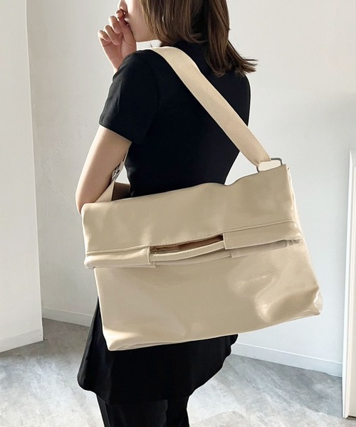 Jewelobe(ジュエローブ)の「フォールドクラッチショルダーバッグ(ショルダーバッグ・レディース・オフホワイト/グリーン/ブラック・FREE)」の2枚目の写真