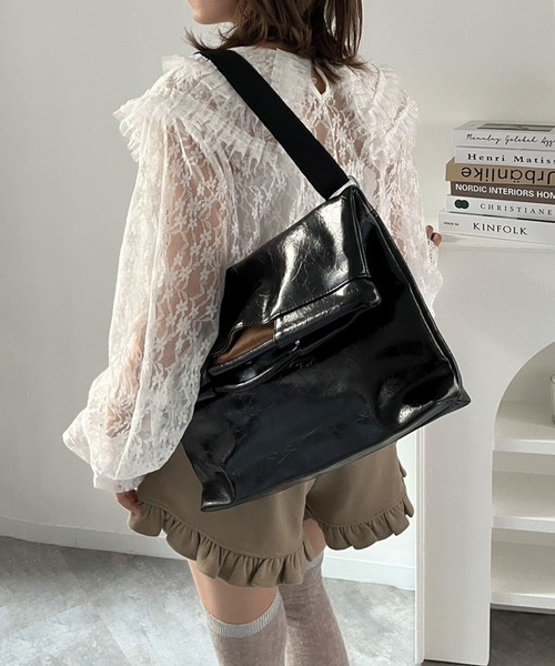 Jewelobe(ジュエローブ)の「フォールドクラッチショルダーバッグ(ショルダーバッグ・レディース・オフホワイト/グリーン/ブラック・FREE)」の1枚目の写真