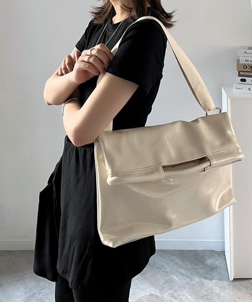 Jewelobe(ジュエローブ)の「フォールドクラッチショルダーバッグ(ショルダーバッグ・レディース・オフホワイト/グリーン/ブラック・FREE)」の4枚目の写真