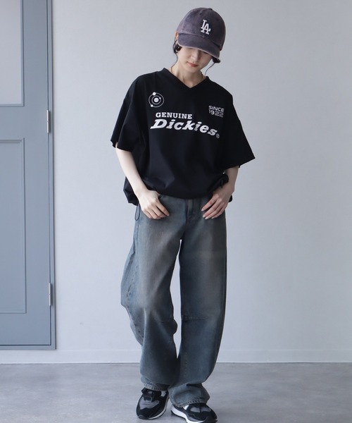 Dickies（ディッキーズ）の「【GENUINE DICKIES/ジェニュインディッキーズ】ストレッチVネックハーフスリーブTシャツ（Tシャツ/カットソー・レディース・レッド/ブラック/グリーン・M/L）」の21枚目の写真