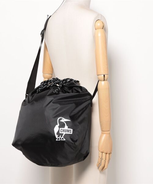 CHUMS(チャムス)の「【CHUMS/チャムス】 Easy-Go Drawstring Reversible Shoulder Bag(ショルダーバッグ・レディース・ブラック/その他1/ライトグレー/その他2・FREE)」の22枚目の写真