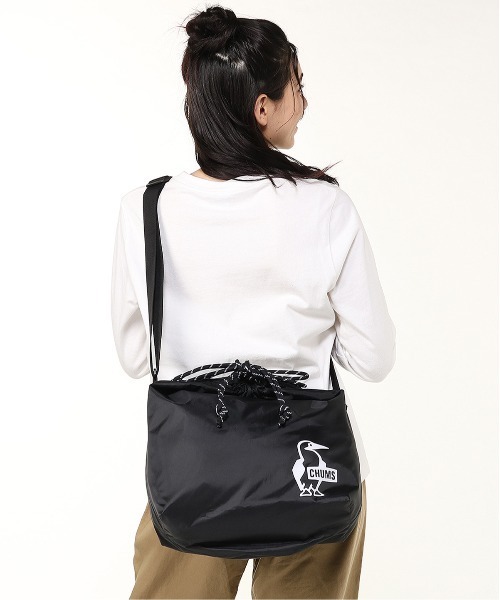 CHUMS(チャムス)の「【CHUMS/チャムス】 Easy-Go Drawstring Reversible Shoulder Bag(ショルダーバッグ・レディース・ブラック/その他1/ライトグレー/その他2・FREE)」の2枚目の写真
