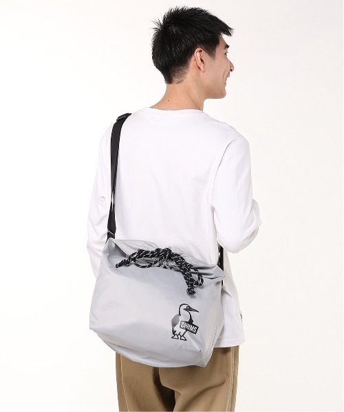CHUMS(チャムス)の「【CHUMS/チャムス】 Easy-Go Drawstring Reversible Shoulder Bag(ショルダーバッグ・レディース・ブラック/その他1/ライトグレー/その他2・FREE)」の9枚目の写真
