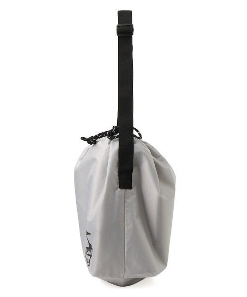 CHUMS(チャムス)の「【CHUMS/チャムス】 Easy-Go Drawstring Reversible Shoulder Bag(ショルダーバッグ・レディース・ブラック/その他1/ライトグレー/その他2・FREE)」の16枚目の写真
