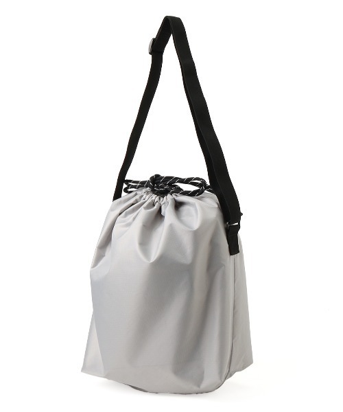 CHUMS(チャムス)の「【CHUMS/チャムス】 Easy-Go Drawstring Reversible Shoulder Bag(ショルダーバッグ・レディース・ブラック/その他1/ライトグレー/その他2・FREE)」の17枚目の写真
