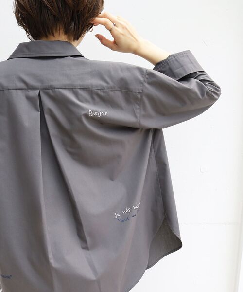 le.coeur blanc(ルクールブラン)の「《WEB限定アイテム》レタリング刺繍シャツ(シャツ/ブラウス・レディース・グレー/アイボリー/ピンク/チャコールグレー・38)」の1枚目の写真