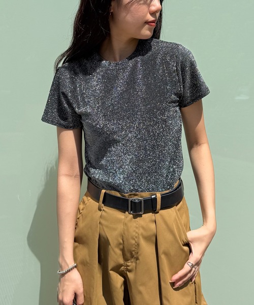ISOOK(アイスー)の「【ISOOK / アイスー】クルーネックラメチビTシャツ / 半袖 クロップド丈 ショート丈 ラメ加工 シルバー ホワイト ブラック 白 黒 ZOZOTOWN限定(Tシャツ/カットソー・レディース・シルバー/ブラック・FREE)」の1枚目の写真