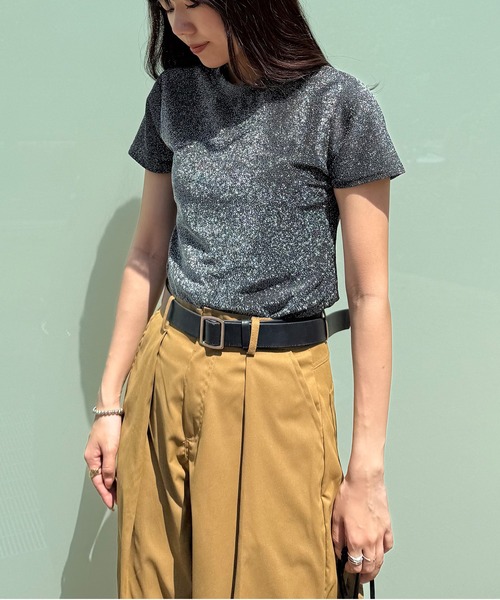 ISOOK(アイスー)の「【ISOOK / アイスー】クルーネックラメチビTシャツ / 半袖 クロップド丈 ショート丈 ラメ加工 シルバー ホワイト ブラック 白 黒 ZOZOTOWN限定(Tシャツ/カットソー・レディース・シルバー/ブラック・FREE)」の3枚目の写真