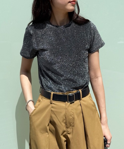 ISOOK(アイスー)の「【ISOOK / アイスー】クルーネックラメチビTシャツ / 半袖 クロップド丈 ショート丈 ラメ加工 シルバー ホワイト ブラック 白 黒 ZOZOTOWN限定(Tシャツ/カットソー・レディース・シルバー/ブラック・FREE)」の11枚目の写真