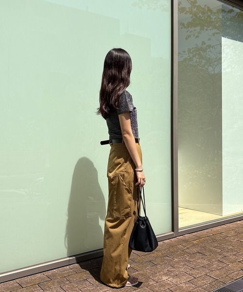 ISOOK(アイスー)の「【ISOOK / アイスー】クルーネックラメチビTシャツ / 半袖 クロップド丈 ショート丈 ラメ加工 シルバー ホワイト ブラック 白 黒 ZOZOTOWN限定(Tシャツ/カットソー・レディース・シルバー/ブラック・FREE)」の6枚目の写真