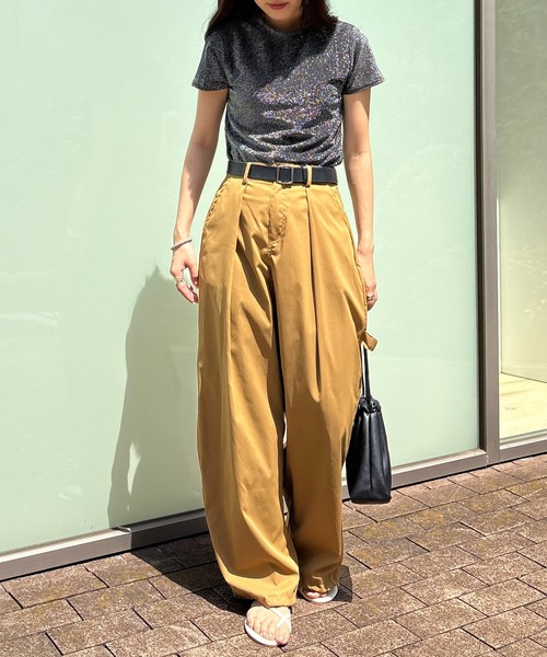 ISOOK(アイスー)の「【ISOOK / アイスー】クルーネックラメチビTシャツ / 半袖 クロップド丈 ショート丈 ラメ加工 シルバー ホワイト ブラック 白 黒 ZOZOTOWN限定(Tシャツ/カットソー・レディース・シルバー/ブラック・FREE)」の4枚目の写真