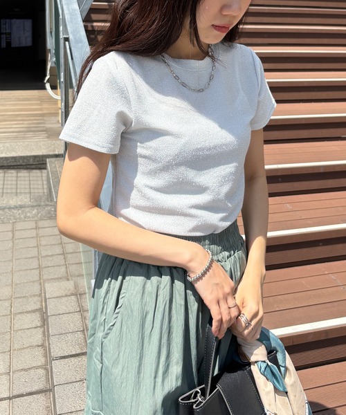 ISOOK(アイスー)の「【ISOOK / アイスー】クルーネックラメチビTシャツ / 半袖 クロップド丈 ショート丈 ラメ加工 シルバー ホワイト ブラック 白 黒 ZOZOTOWN限定(Tシャツ/カットソー・レディース・シルバー/ブラック・FREE)」の7枚目の写真